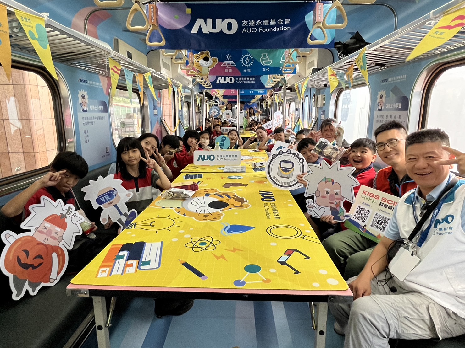 彩虹多多永續基金會參與「臺灣科普環島列車」，設計基礎科學車廂課程，以「淨零碳排和永續能源」為主題，讓學生透過創意實驗認識淨零知識，以及思考生活中的減碳行為