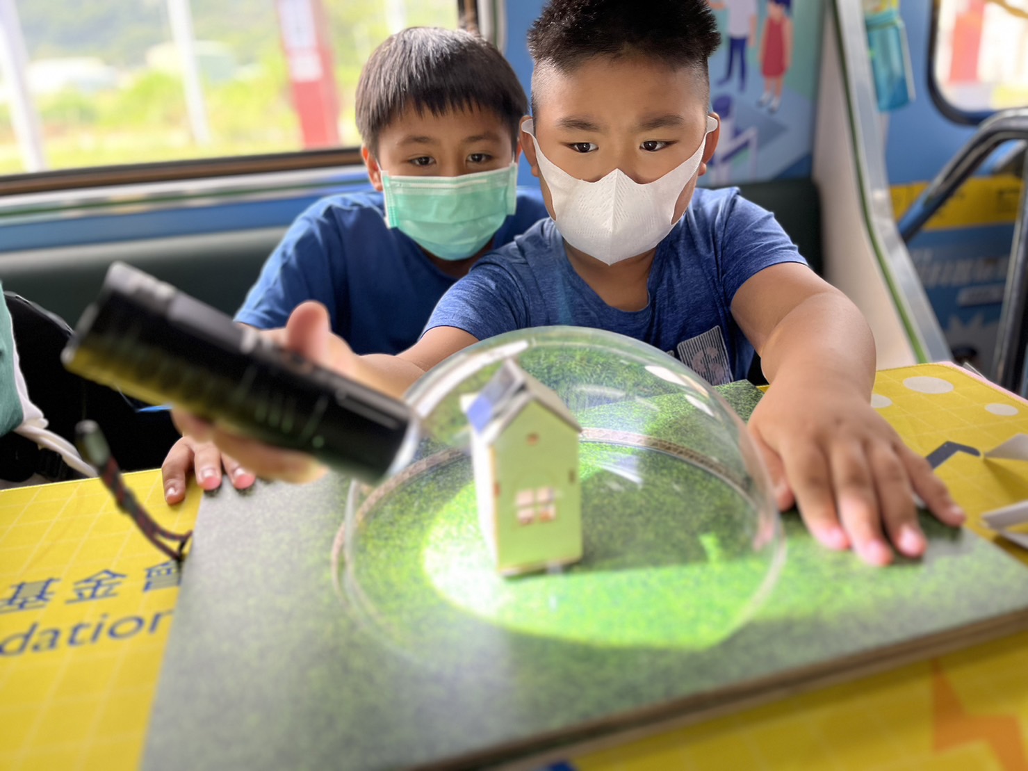 彩虹多多參與基礎科學主題車廂，以STEAM教學精神，設計「逐日科學家」、「太陽能工程師」以及「淨零建築師」三大能源科普課程和實驗